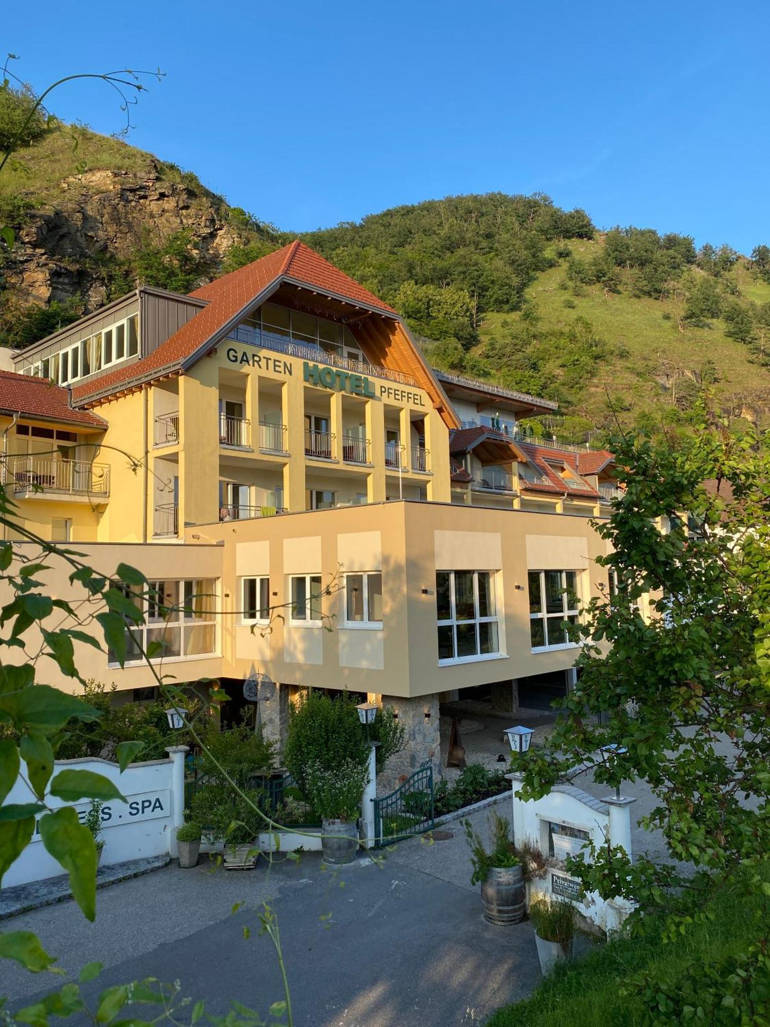 Gartenhotel&Weingut Pfeffel Dürnstein Exterior foto